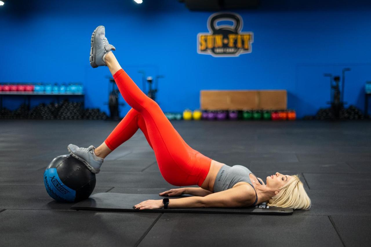 Arka Art Hotel Kashar Екстер'єр фото A woman performing a single-leg hip raise