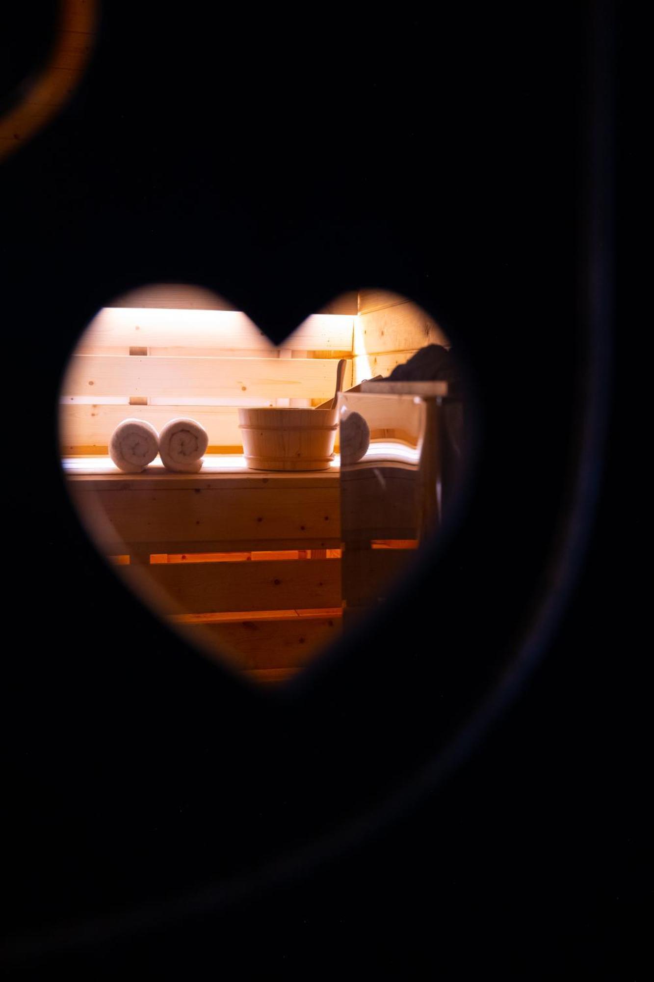 Arka Art Hotel Kashar Екстер'єр фото A heart-shaped hole in a sauna door