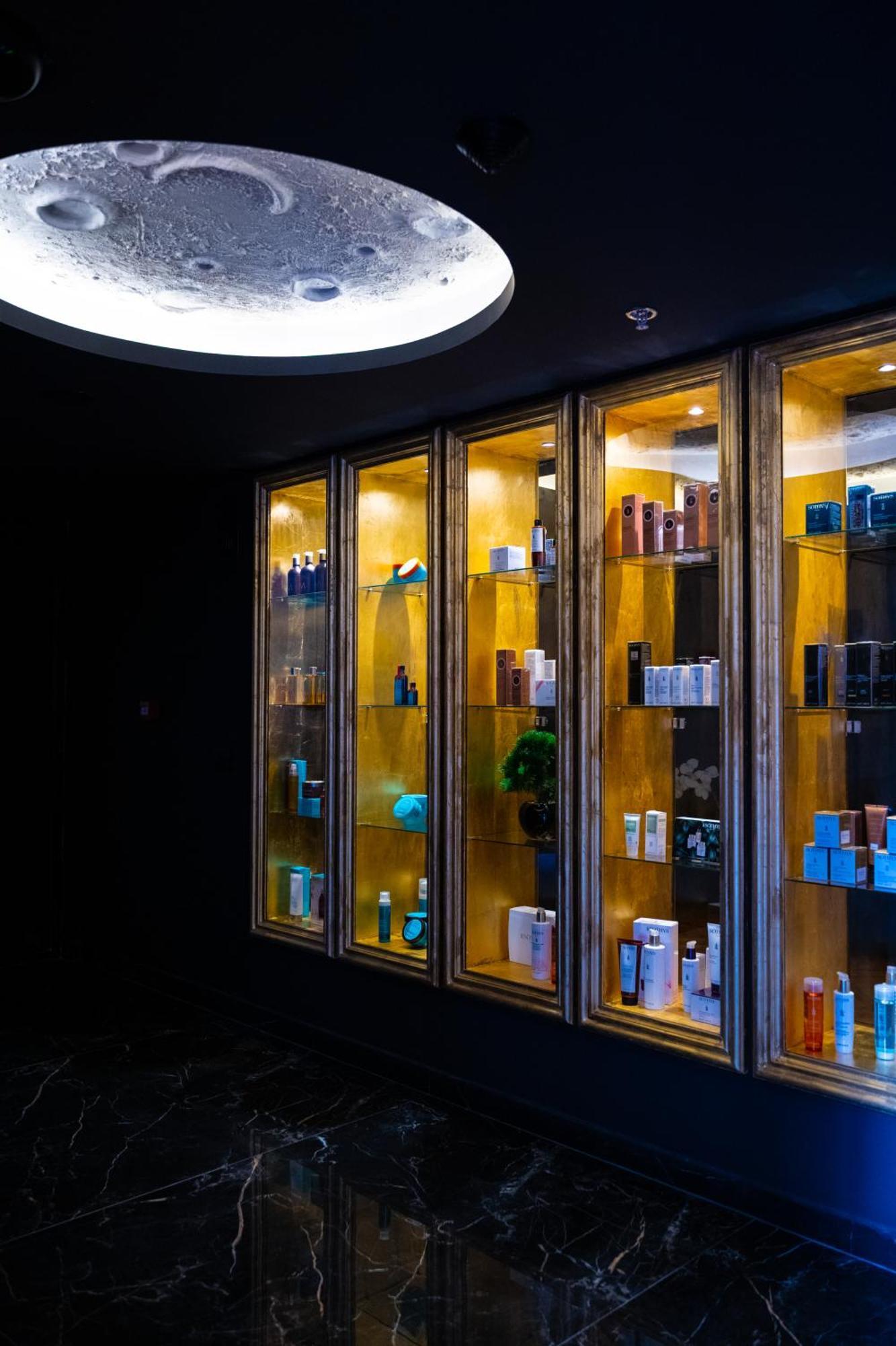 Arka Art Hotel Kashar Екстер'єр фото A display of products at a salon