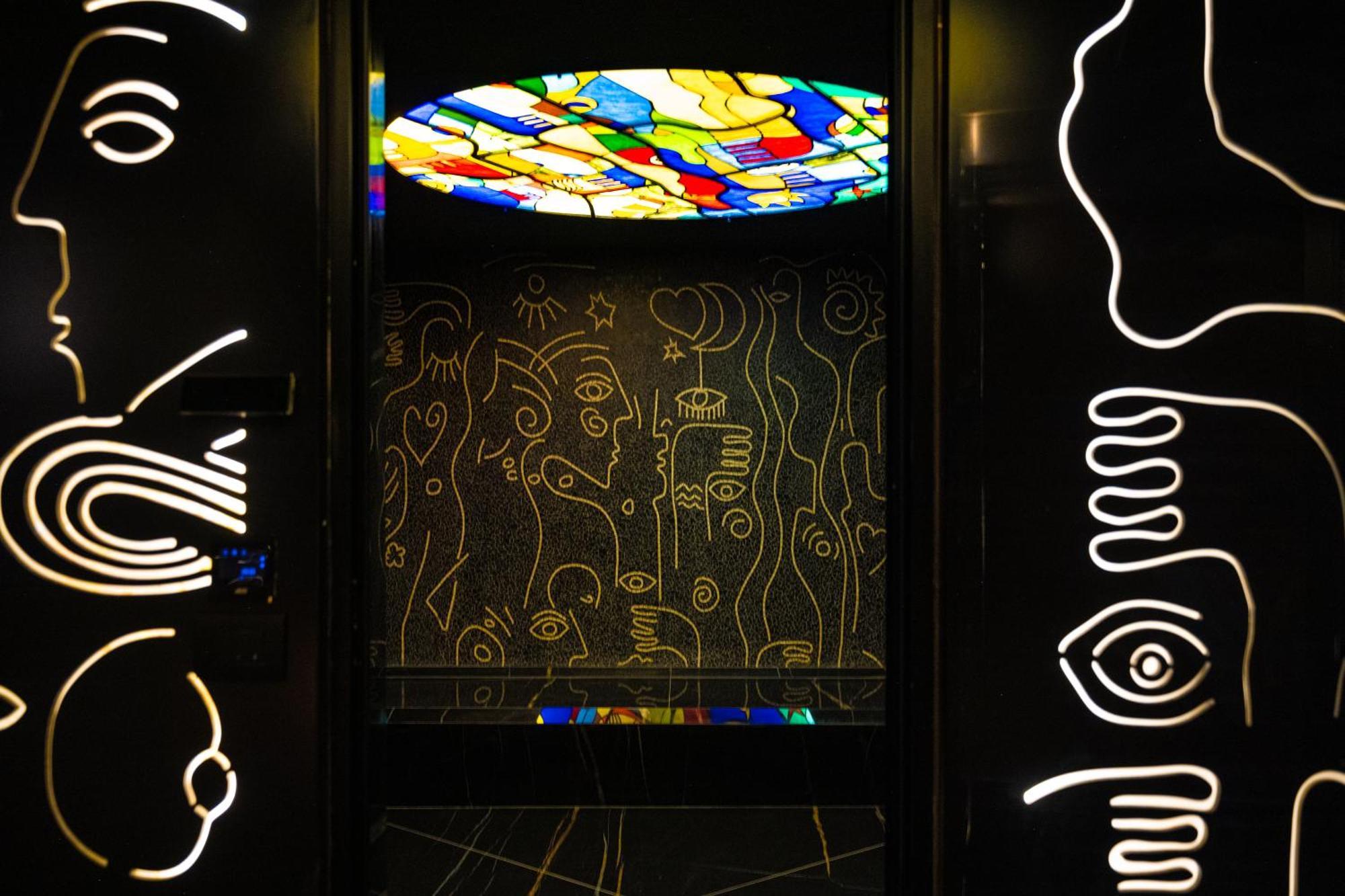 Arka Art Hotel Kashar Екстер'єр фото The stained glass window in the elevator