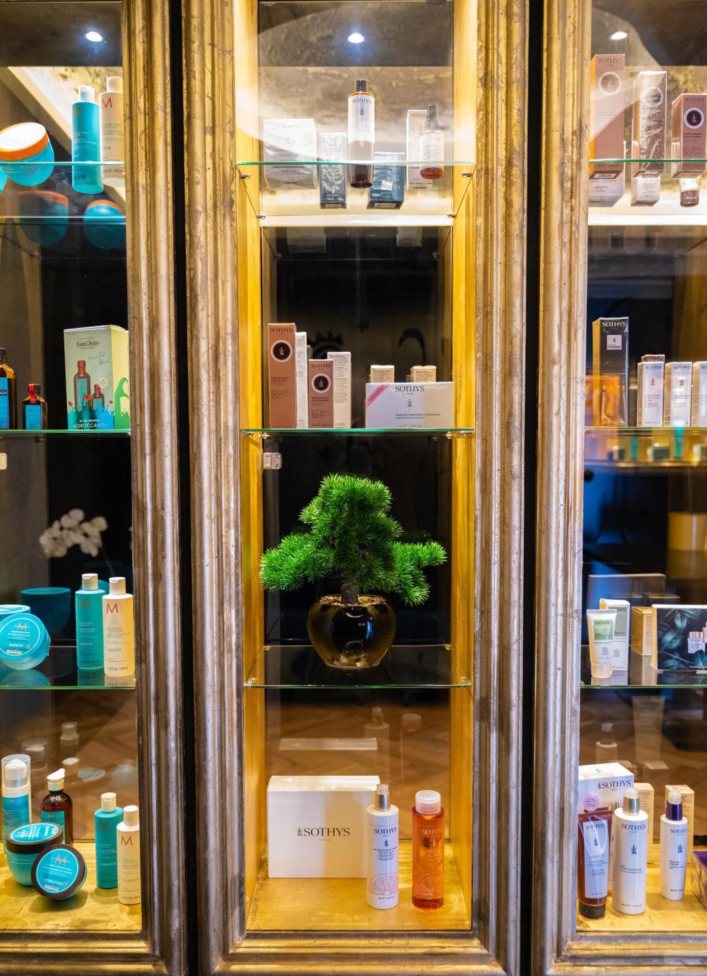 Arka Art Hotel Kashar Екстер'єр фото A display of various skincare products