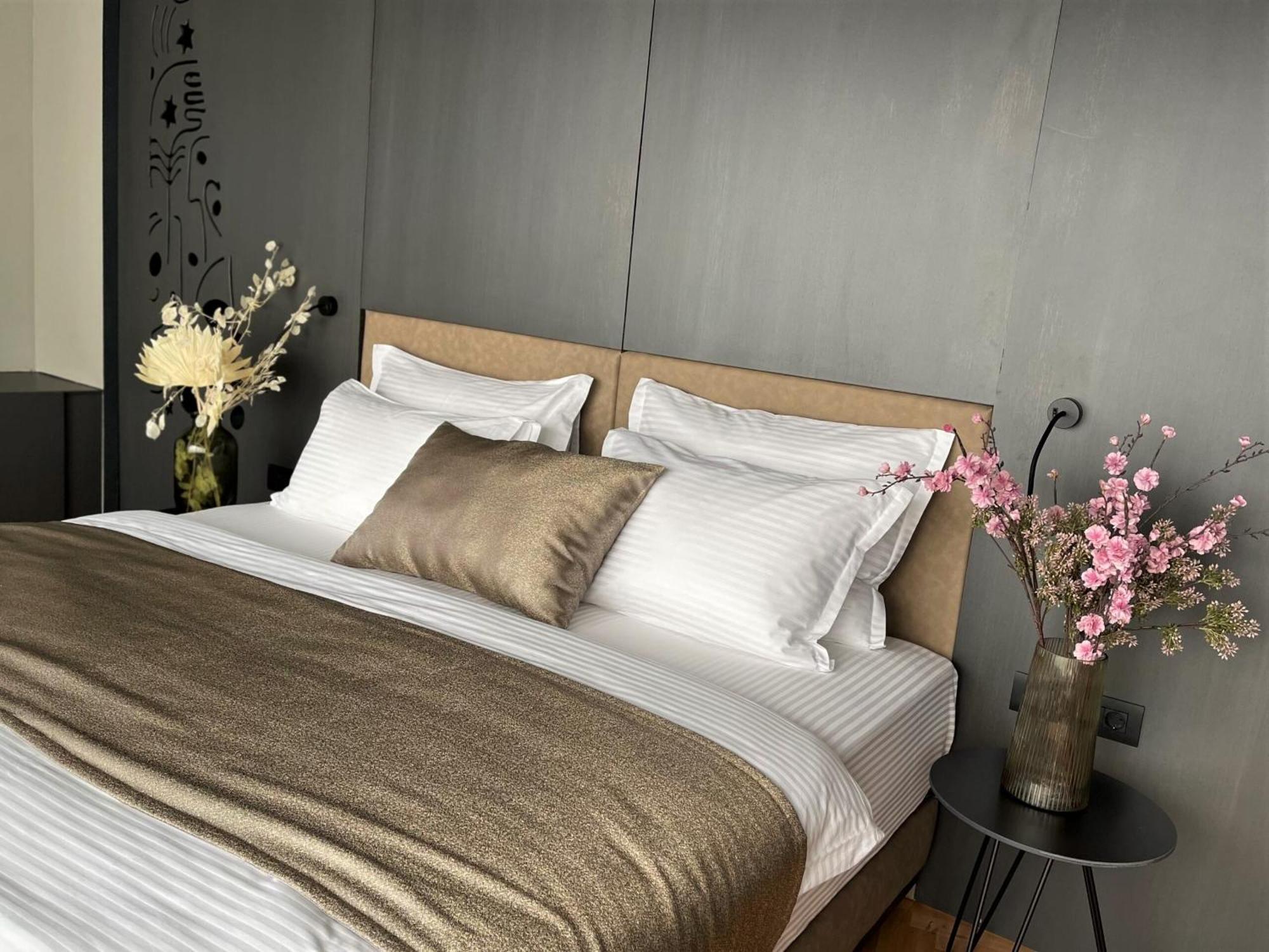 Arka Art Hotel Kashar Екстер'єр фото A bed with bed linen